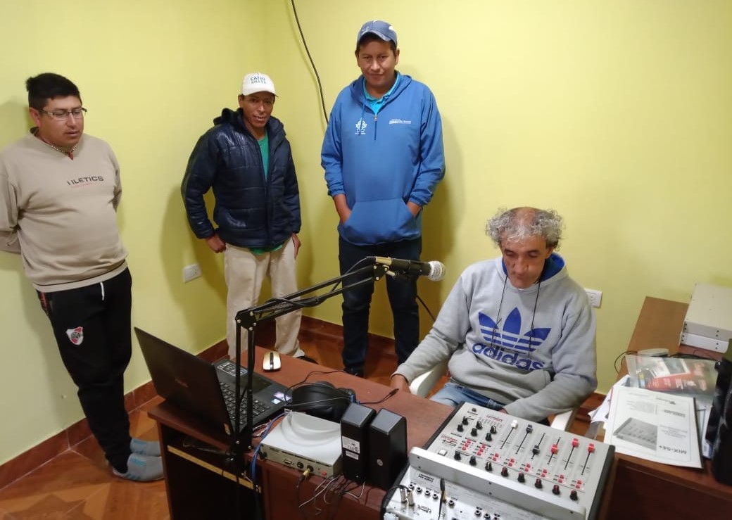 originariosAR's tweet photo. Tucumán: Se inaugura una nueva radio indígena en argentina

https://t.co/sSxCsjRpeu 

#ComunidadDiaguitaCalchaquíPotreroRodeoGrande #PuebloDiaguita  #FMIdentidad #887mhz #GestionDanielSanchez #11D #ComunicacionConIdentidad #originariosAR #LSCA #fomeca #DerechoALaComunicacion https://t.co/m58UBvbXdz