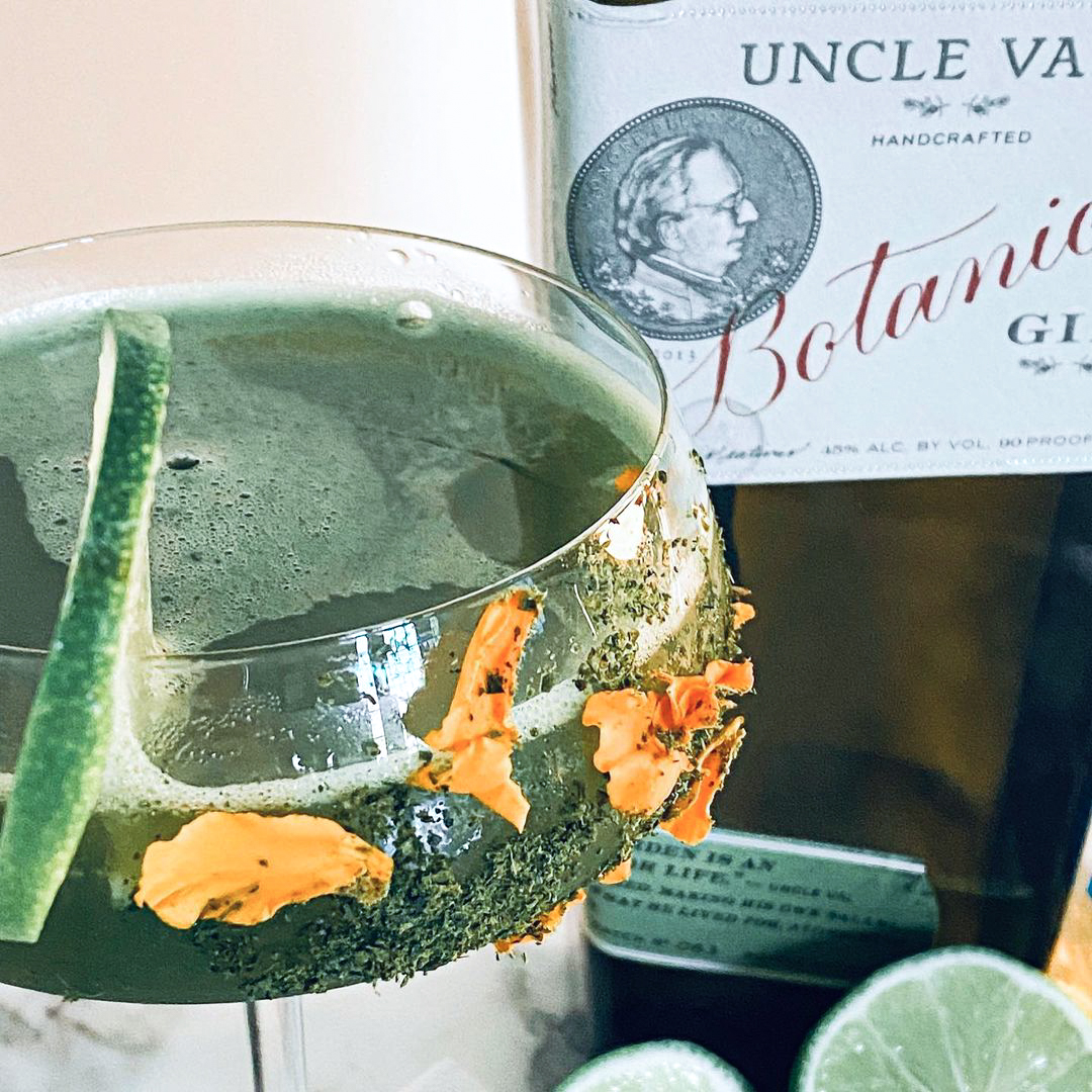 UncleVals's tweet photo. Start your weekend off with an Uncle Val's gin cocktail.

Uncle Val's Botanical gin, lime juice, kaffir simple, matcha. Shaken and served up.

📸 &amp; recipe: IG @officialmommareebs
#unclevalsgin #americangin #botanical #tgif https://t.co/bMTkElrfrt