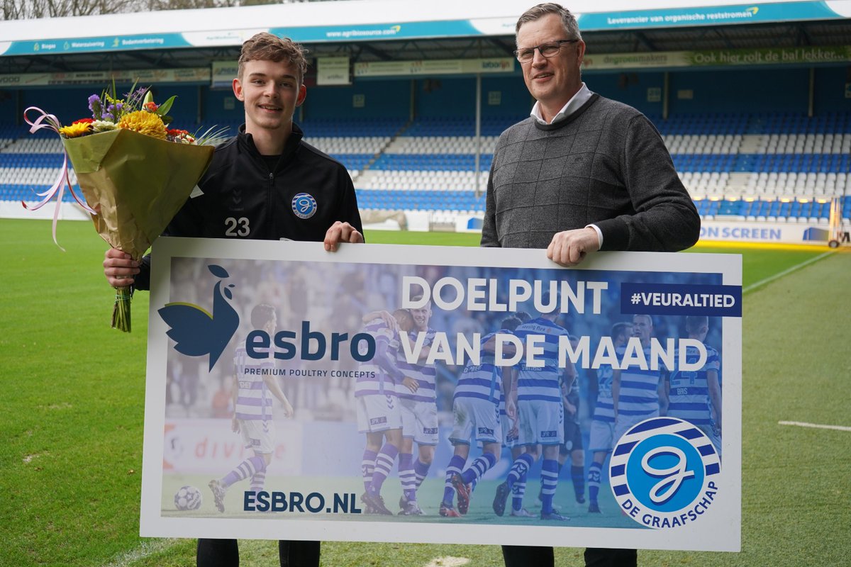 DeGraafschap's tweet photo. 𝑩𝑶𝑬𝑴 🚀

De knal van Philip Brittijn in het duel met FC Dordrecht is door jullie gekozen tot ESBRO-Doelpunt van de maand november 🙌

Uit handen van Willem Tel ontving Philip een mooie bos bloemen 🌺

Gao zo deur, Philip 🔥

#ESBRO #DVDM #DRAN #VeurAltied https://t.co/Q7X4WGuGFJ