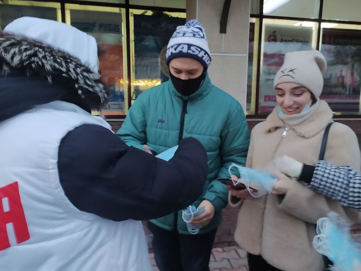 ✅В день рождения партии «Единая Россия» прошла акция по раздаче масок в местах массового скоплениях народа.
✨Наши молодогвардейцы не остались в стороне и присоединились к акции.
😷Носите маски, берегите себя!
 #МГЕР73 #МолодаяГвардия #Ульяновск #Молодежь73 #ЕР73 #ДоброеСердце