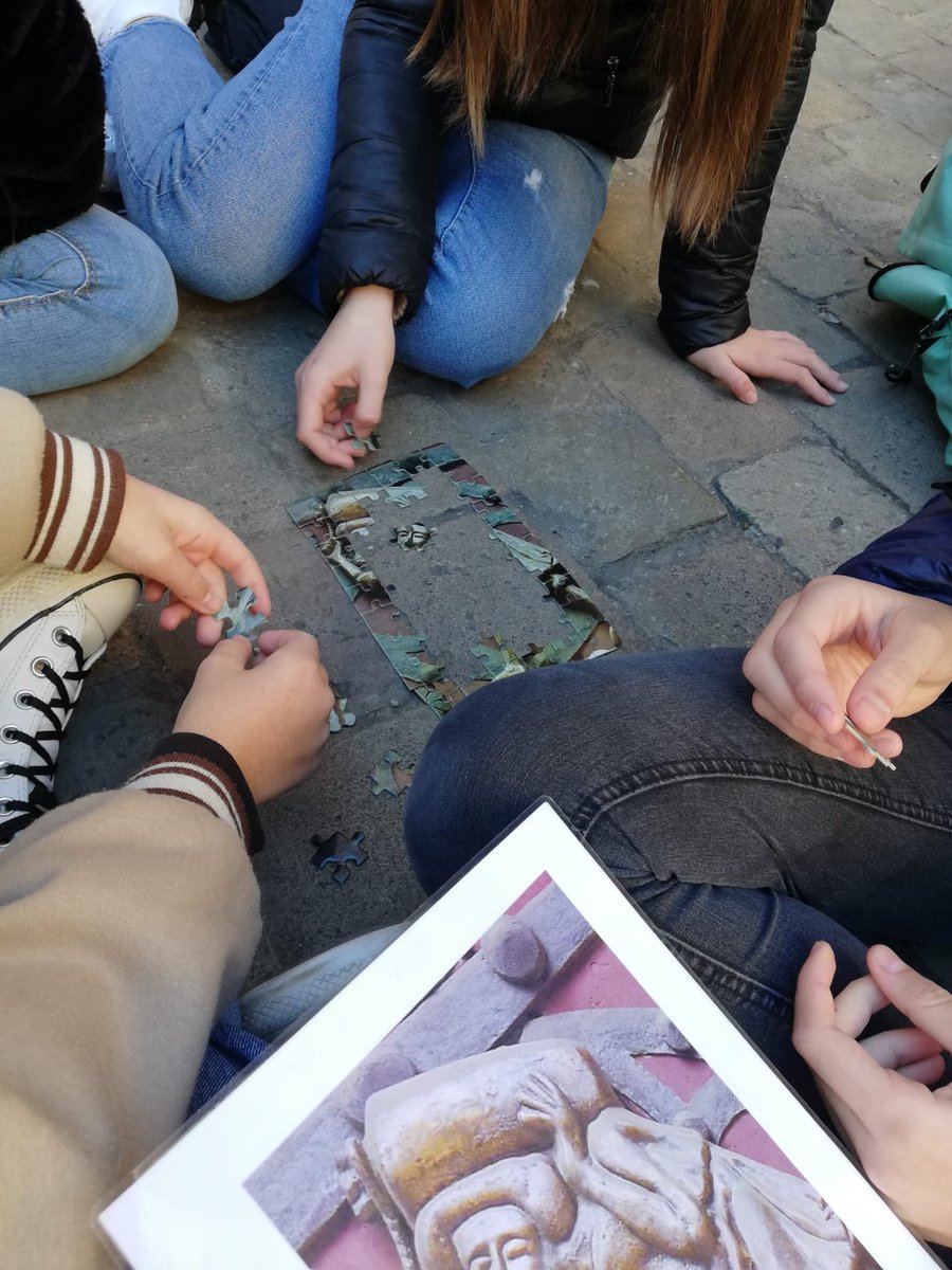 SocialVilamajor's tweet photo. Aquesta setmana l'alumnat de 2n d'ESO ha conegut carrers i secrets dels barcelonins medievals
@SocialVilamajor #viatgemperlahistòria #barcelonamedieval https://t.co/FTUkXmR9pU
