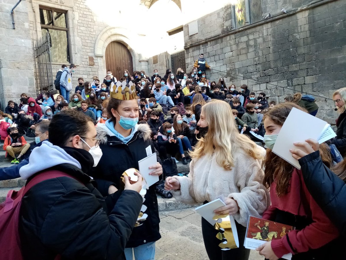SocialVilamajor's tweet photo. Aquesta setmana l'alumnat de 2n d'ESO ha conegut carrers i secrets dels barcelonins medievals
@SocialVilamajor #viatgemperlahistòria #barcelonamedieval https://t.co/FTUkXmR9pU