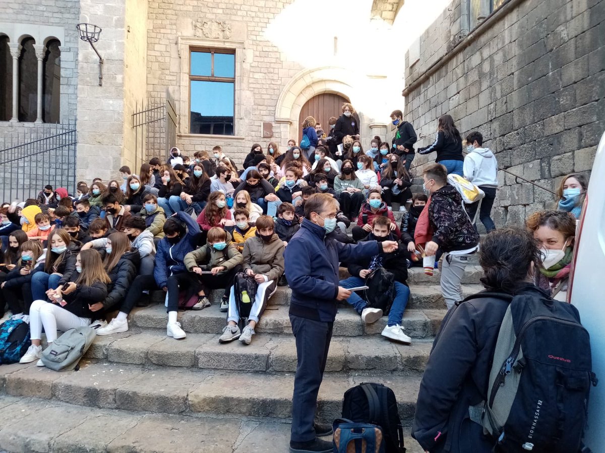 SocialVilamajor's tweet photo. Aquesta setmana l'alumnat de 2n d'ESO ha conegut carrers i secrets dels barcelonins medievals
@SocialVilamajor #viatgemperlahistòria #barcelonamedieval https://t.co/FTUkXmR9pU