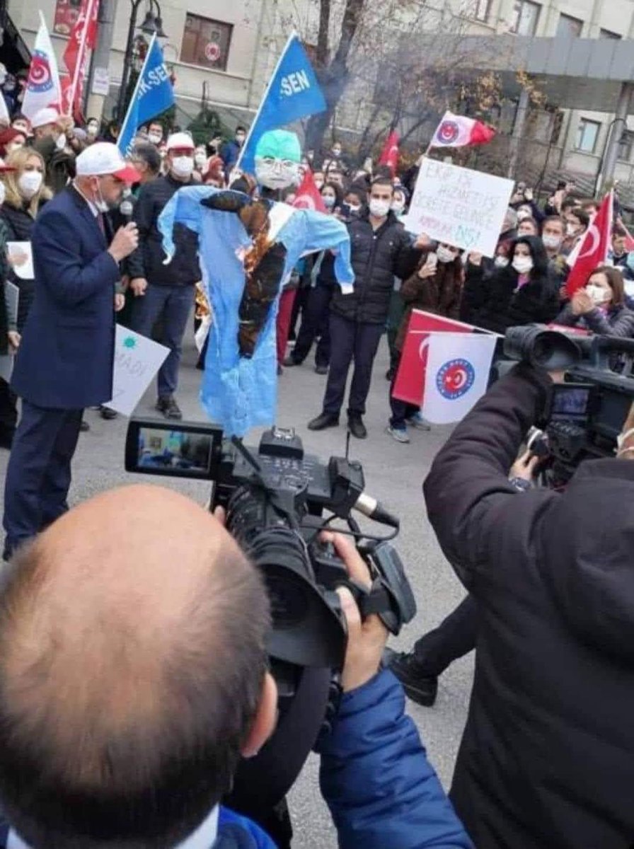 Gündemle ilgili bizim dışımızda bir sendikanın yaptığı eylemde sağlık çalışanı maketi yakılıyor. Sonrasında ilk akla gelen yetkili sendikamız Sağlık-Sen’in hekim maketi yaktığı şeklinde algı oluşturuluyor. Fotoğraftaki eylemin Sağlık-Sen’le ilgisi yoktur. Duyurulur. #SağlıkSen