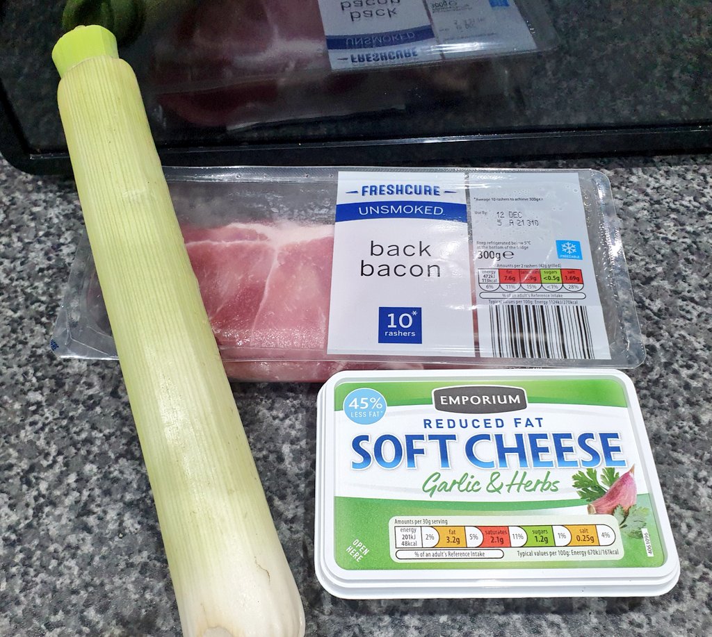 NoshforLess's tweet photo. These 4 @AldiUK ingredients = a delicious warming dinner! Ready to eat in 10 mins (time it takes for pasta to cook). So simple, budget friendly &amp; really tasty. Boil the pasta, fry chopped bacon &amp; slices of leek until golden. Add to the pasta &amp; stir in the garlic cream cheese 🤤🤩 https://t.co/5hpPYUGvPh