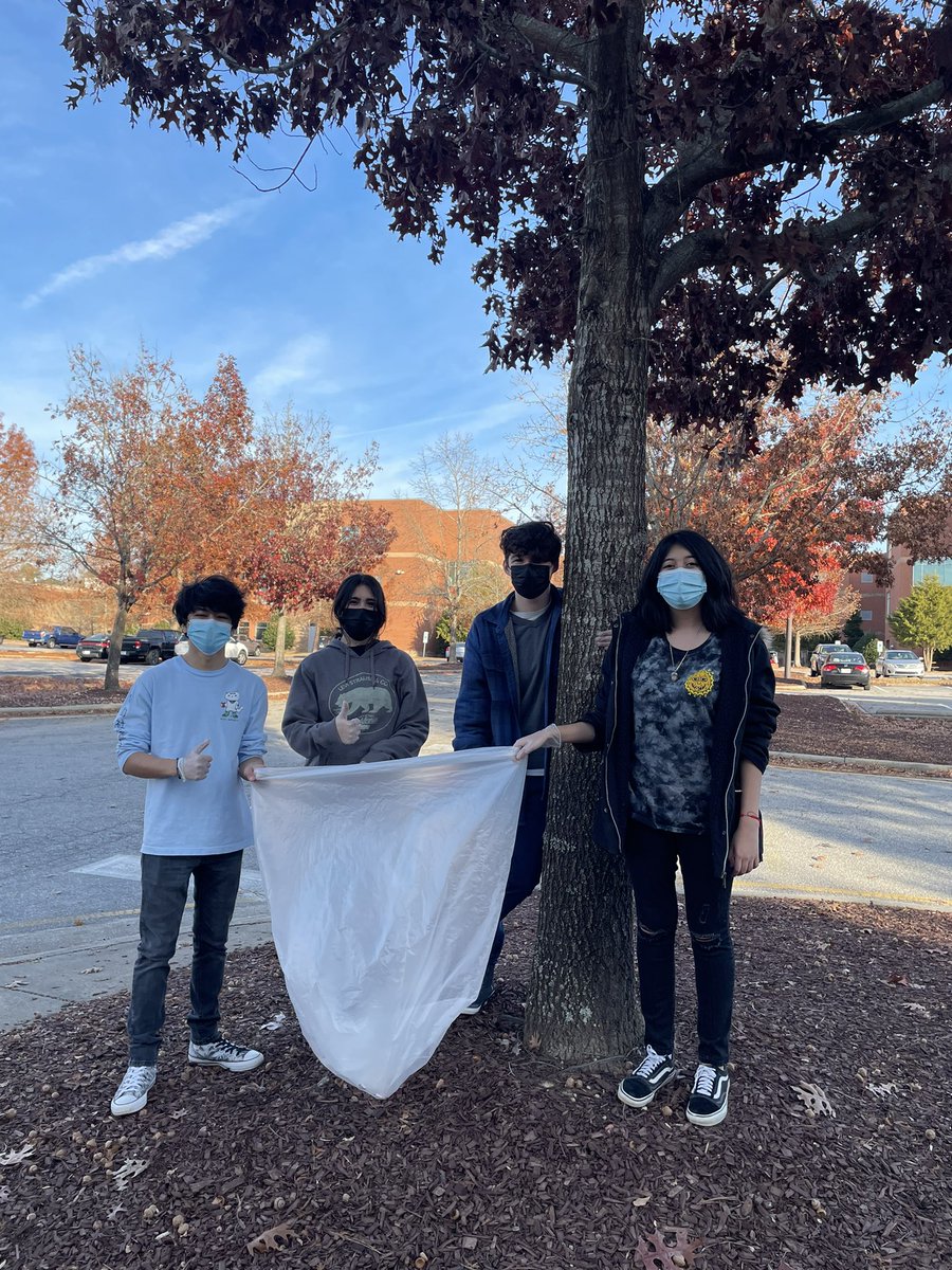 KHSKEYC's tweet photo. KHS key club x NHS team up to pick up trash left on their school campus 🗑🔑 @KHSCDPrincipal @mariahlindsey_ @KnightdaleHS https://t.co/70qBKfi6Vk