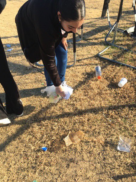 KHSKEYC's tweet photo. KHS key club x NHS team up to pick up trash left on their school campus 🗑🔑 @KHSCDPrincipal @mariahlindsey_ @KnightdaleHS https://t.co/70qBKfi6Vk