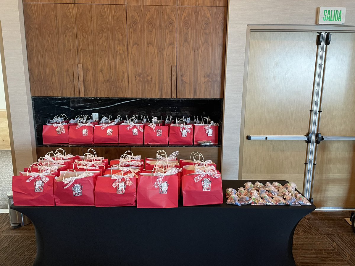 RaulGarciaDiaz0's tweet photo. Ready to make it happen! 🎄🎁#XmasLunch @mexicollectors #Proud2bYoung #RaisingTheFlagg https://t.co/A9xFSm9u6V