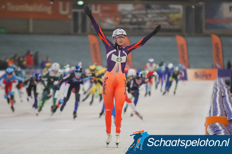 Schaatspeloton's tweet photo. Elisa Dul declasseert ook in Den Haag concurrentie https://t.co/i5QkefBBd2 #marathonschaatsen #meermarathon #schaatsen #denhaag #deuithof #trachitoltrophy #schaatskoorts https://t.co/lnoFbjbc79