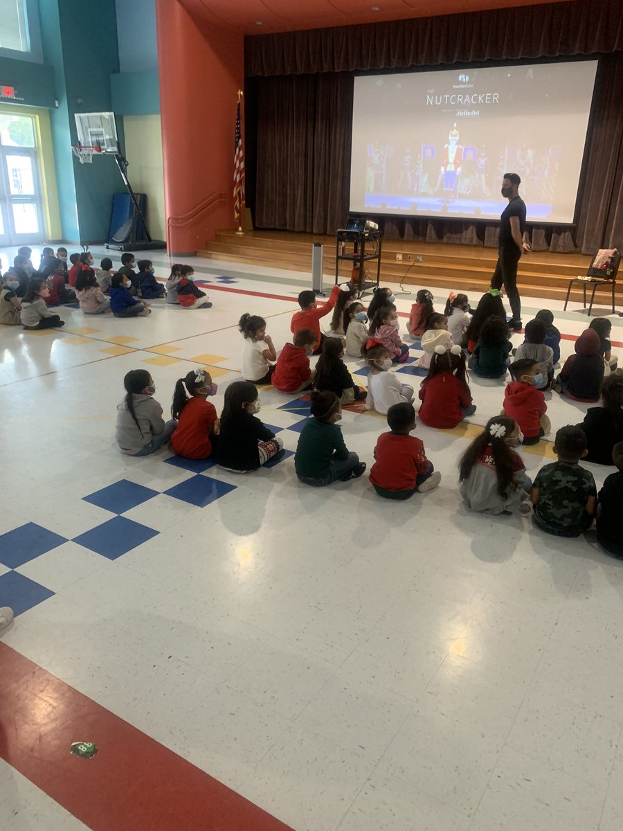 ErinDeChaumes's tweet photo. Thank you @HoustonBallet for coming to @DeChaumesESHISD and presenting The Nutcracker. Our scholars really enjoyed the ballet talk today! 😻 https://t.co/bFbXIaKFnb