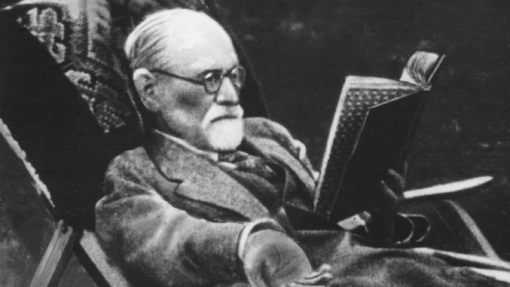 Freud güzel izah etmiş: “Olgunlaştıkça kimseyle uğraşasın gelmiyor. Kendini yetiştirememiş insanlardan uzaklaşıyorsun. Seni hasta edecek insanlarla birlikte olmaktan vazgeçiyorsun.”