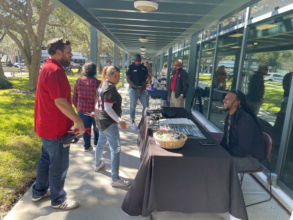 RJCareers's tweet photo. On #GivingTuesday, we collected donations for our Sack Hunger food drive in partnership with the @Buccaneers. Associates visited with @UnitedWay partner agencies, donated food items for @FeedingTampaBay and took photos with the 2021 Lombardi trophy. #RJCares https://t.co/9NQSbDDjhF