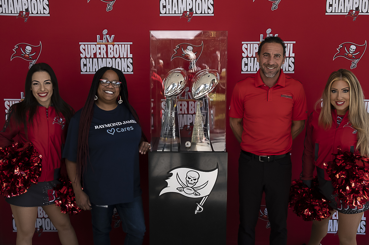 RJCareers's tweet photo. On #GivingTuesday, we collected donations for our Sack Hunger food drive in partnership with the @Buccaneers. Associates visited with @UnitedWay partner agencies, donated food items for @FeedingTampaBay and took photos with the 2021 Lombardi trophy. #RJCares https://t.co/9NQSbDDjhF