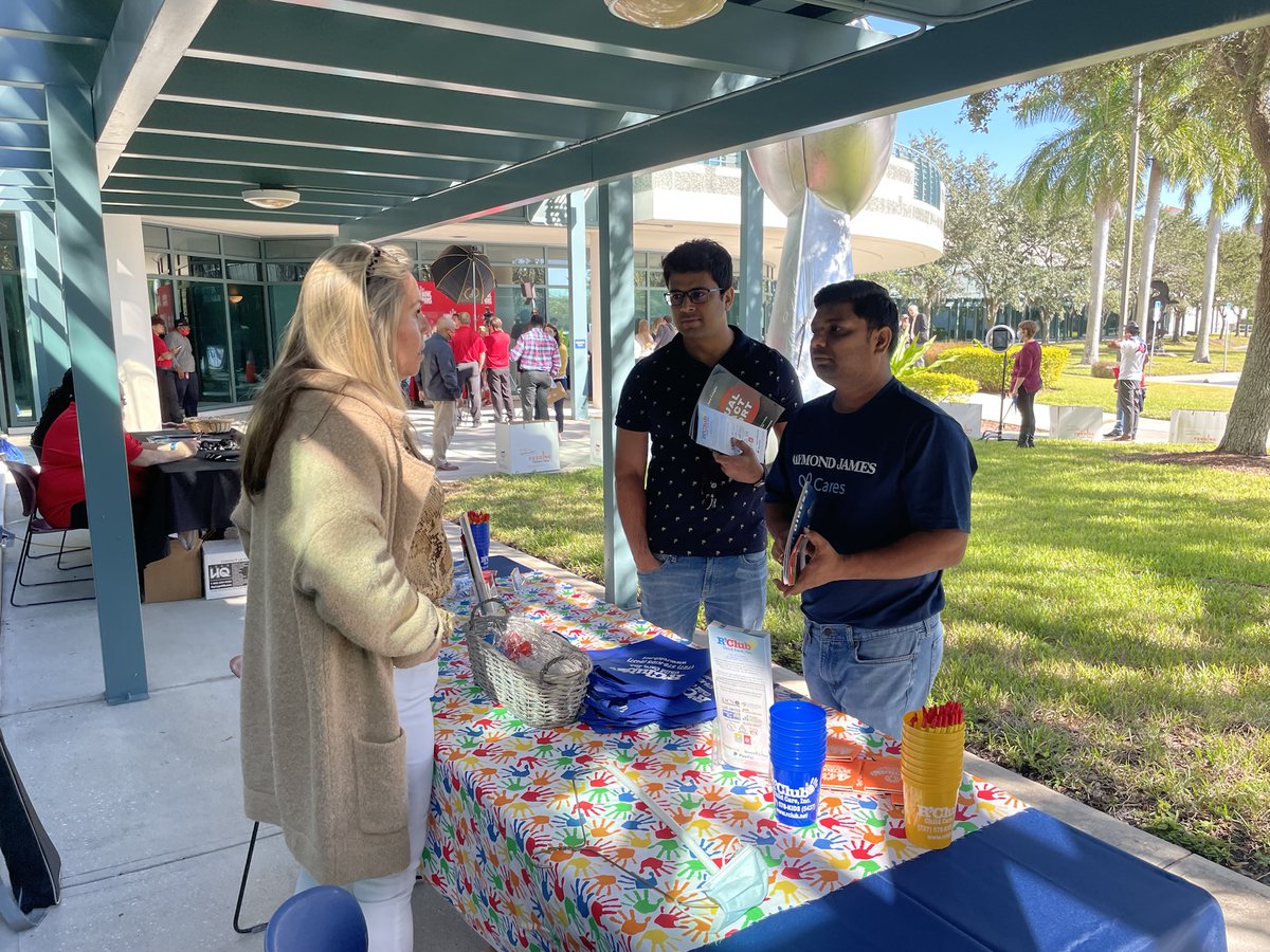 RJCareers's tweet photo. On #GivingTuesday, we collected donations for our Sack Hunger food drive in partnership with the @Buccaneers. Associates visited with @UnitedWay partner agencies, donated food items for @FeedingTampaBay and took photos with the 2021 Lombardi trophy. #RJCares https://t.co/9NQSbDDjhF