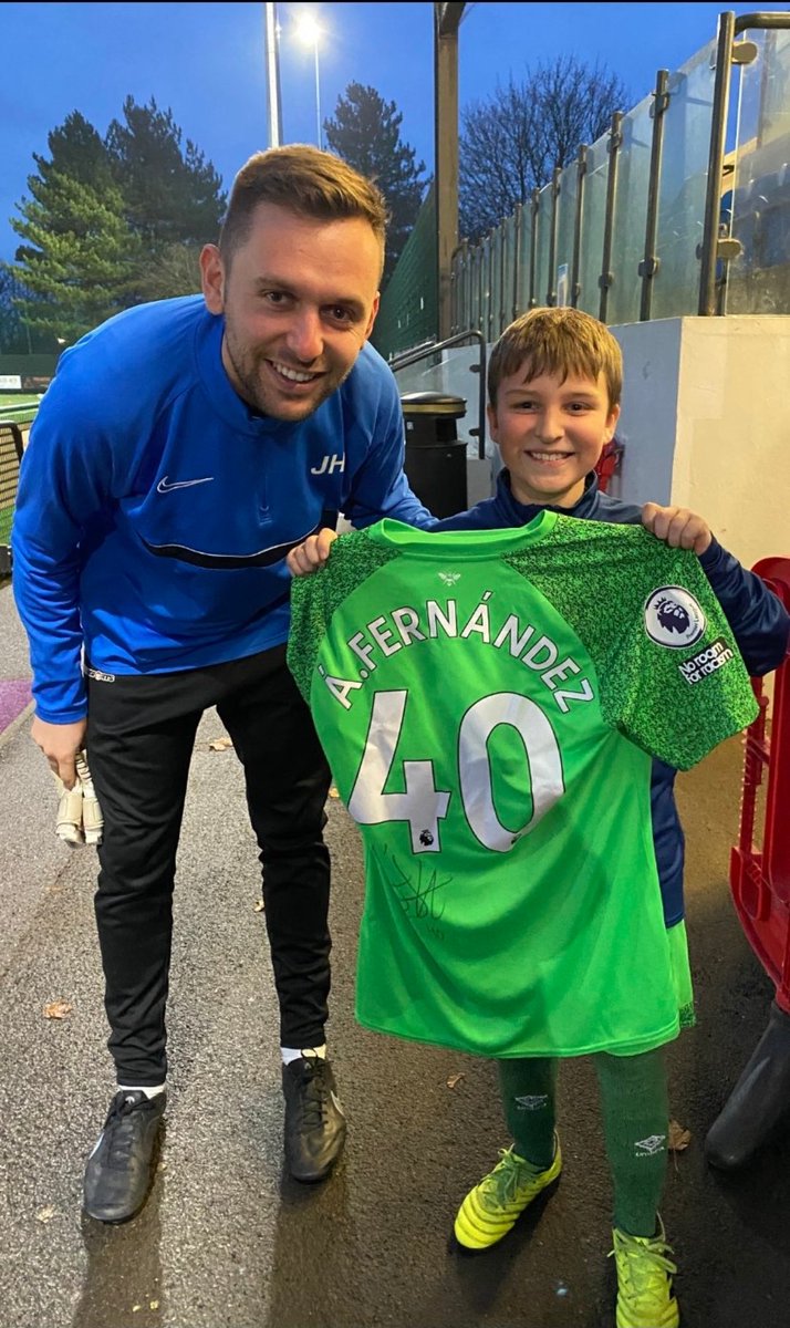 JackHadley1995's tweet photo. Massive thanks to @asmir1 the nicest man in football 100% for sending me @alvaroferllo98 shirt from the Brentford vs Everton game to give to Zach a massive Brentford fan.

This is what football is all about ⚽️🥅 @abgkacademy 👏 https://t.co/q0DchWcbn8