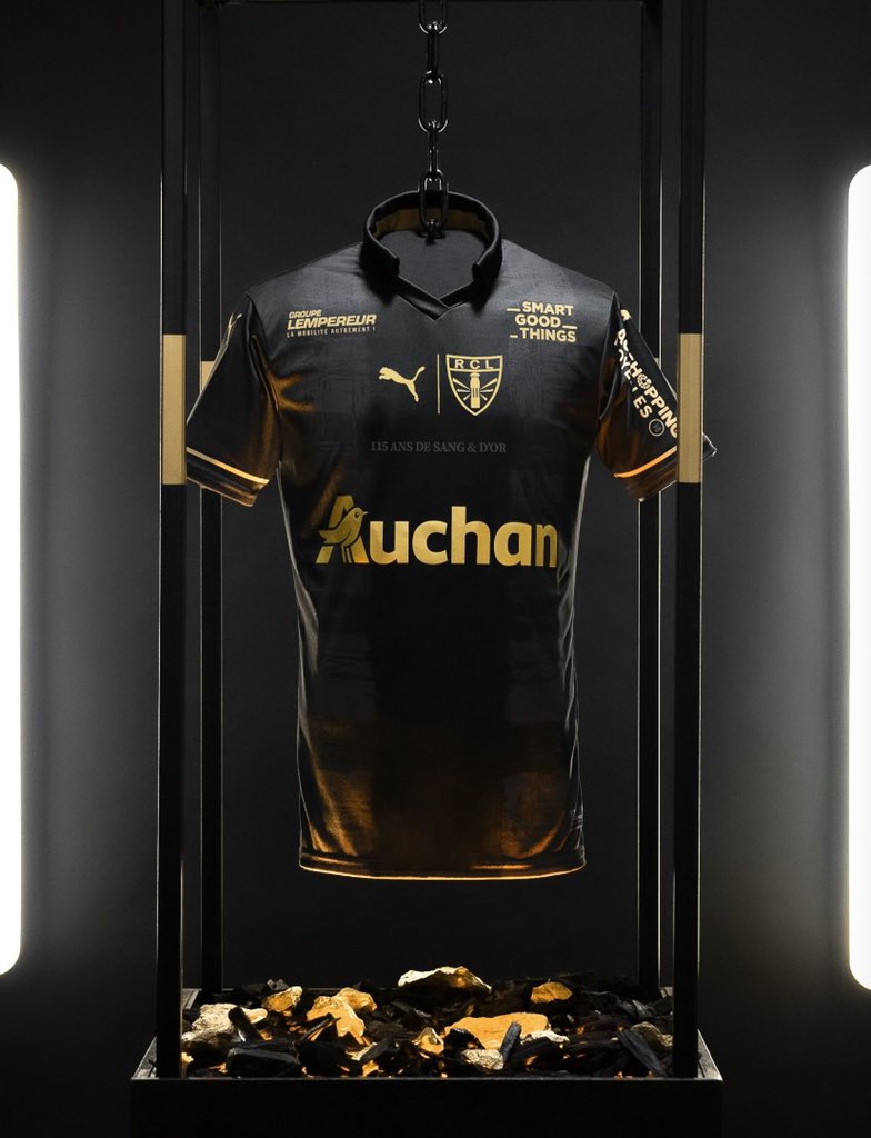 Clauss_FA's tweet photo. PUMA et le @RCLens dévoilent leur nouveau maillot pour la Sainte-Barbe, l’or noir…juste magnifique.. 🟡⚫️

Votre réaction à chaud ?💊 https://t.co/UZPUf6M4ZE