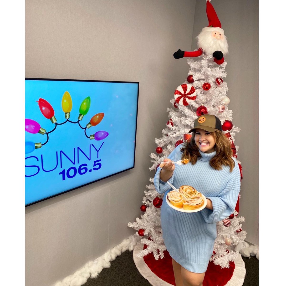JoVegasRadio's tweet photo. TGIF! @Maverik is ready to fuel ur next adventure w/ easy to grab gift cards, fresh baked BonFire food &amp; MORE! &amp; I’m showing off some goodies because next week on the @sunny1065lv #IG page we will be giving away #Maverik gift baskets! #Vegas
#AdventuresFirstStop
#MaverikExclusive https://t.co/6iEcHEPd8B