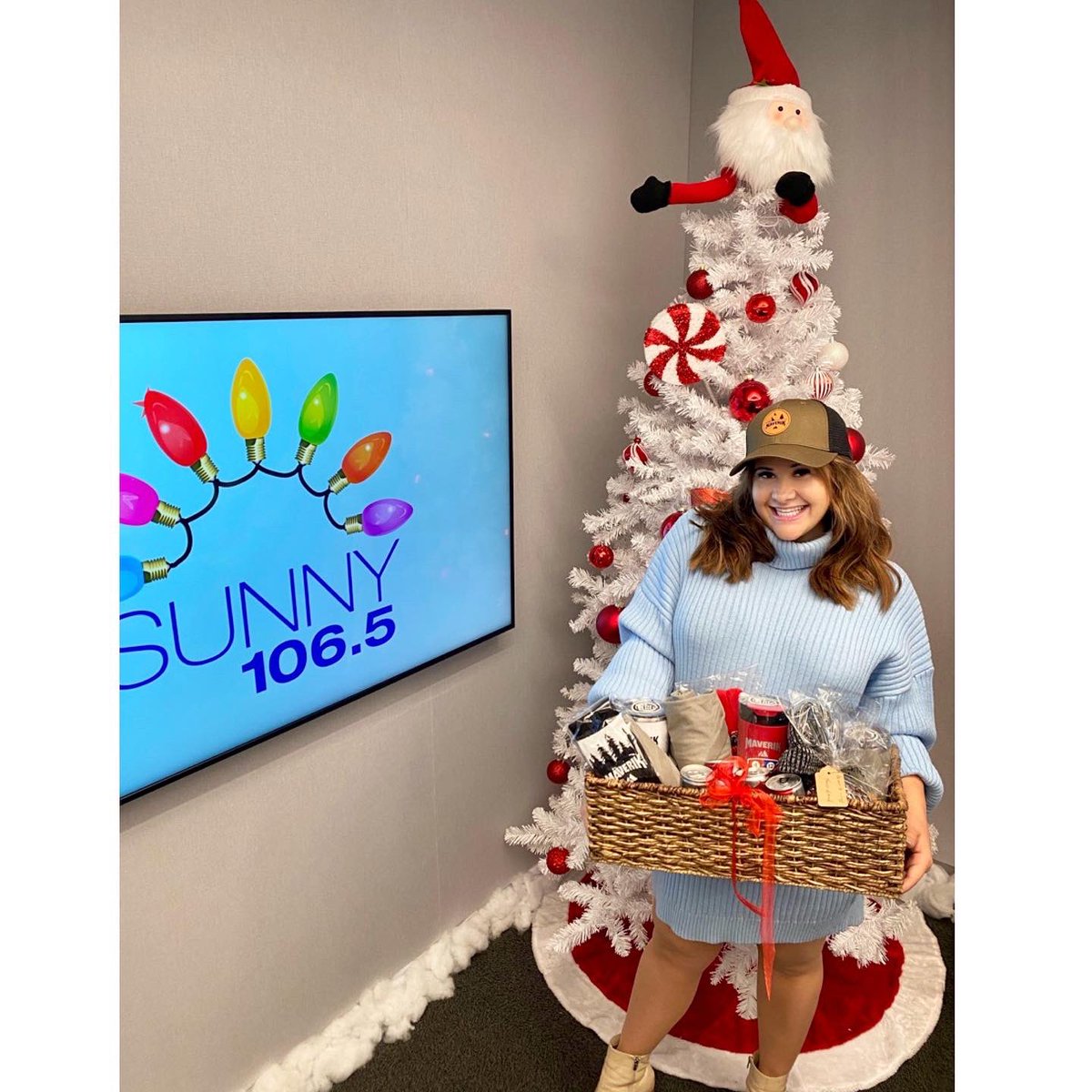 JoVegasRadio's tweet photo. TGIF! @Maverik is ready to fuel ur next adventure w/ easy to grab gift cards, fresh baked BonFire food &amp; MORE! &amp; I’m showing off some goodies because next week on the @sunny1065lv #IG page we will be giving away #Maverik gift baskets! #Vegas
#AdventuresFirstStop
#MaverikExclusive https://t.co/6iEcHEPd8B