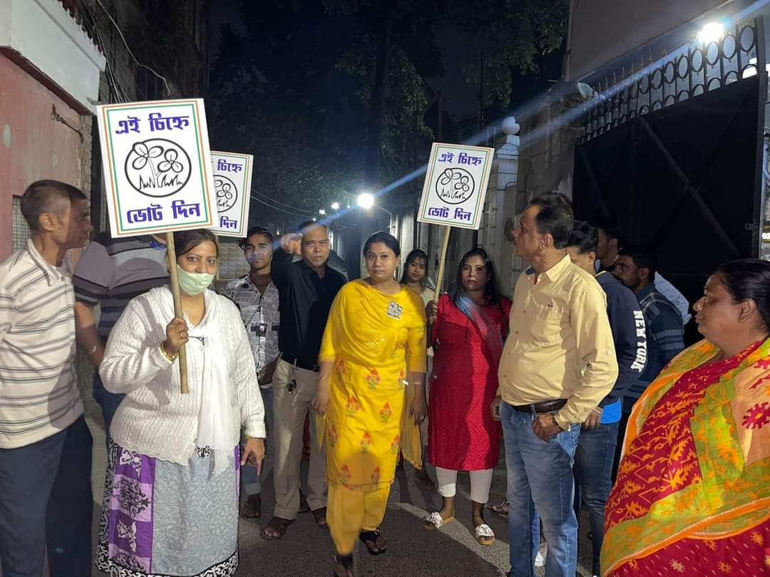 ABUSAMIM5's tweet photo. Door to door campaign at our ward (53) along with local TMC workers and well wishers. Our elected candidate has received warm welcome and wishes for the upcoming Kolkata Municipal Corporation Election. 
#IndraniSahaBanerjee
#MamataBanerjee 
#FAM https://t.co/3ow2YCjbd5