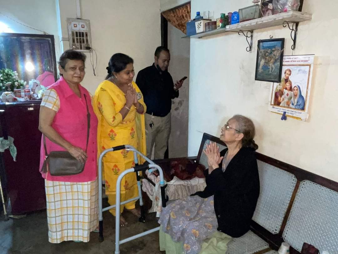 ABUSAMIM5's tweet photo. Door to door campaign at our ward (53) along with local TMC workers and well wishers. Our elected candidate has received warm welcome and wishes for the upcoming Kolkata Municipal Corporation Election. 
#IndraniSahaBanerjee
#MamataBanerjee 
#FAM https://t.co/3ow2YCjbd5