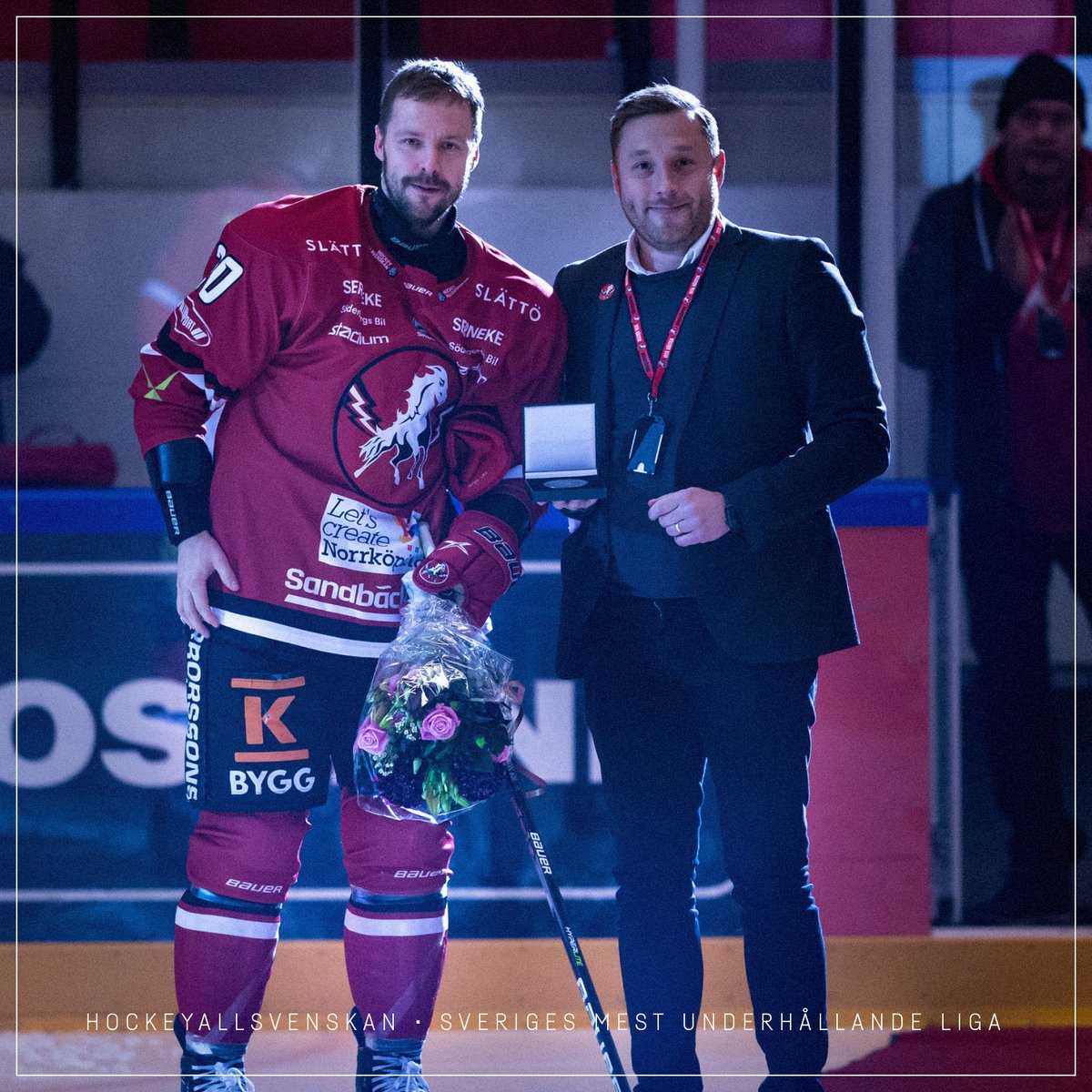 I kväll har Marcus Eriksson (@HCVitahasten) uppmärksammats för att ha nått milstolpen 400 matcher i HockeyAllsvenskan!
📷 Joakim Ahlström 
#milstolpe #hockeyallsvenskan #sverigesmestunderhållandeliga
