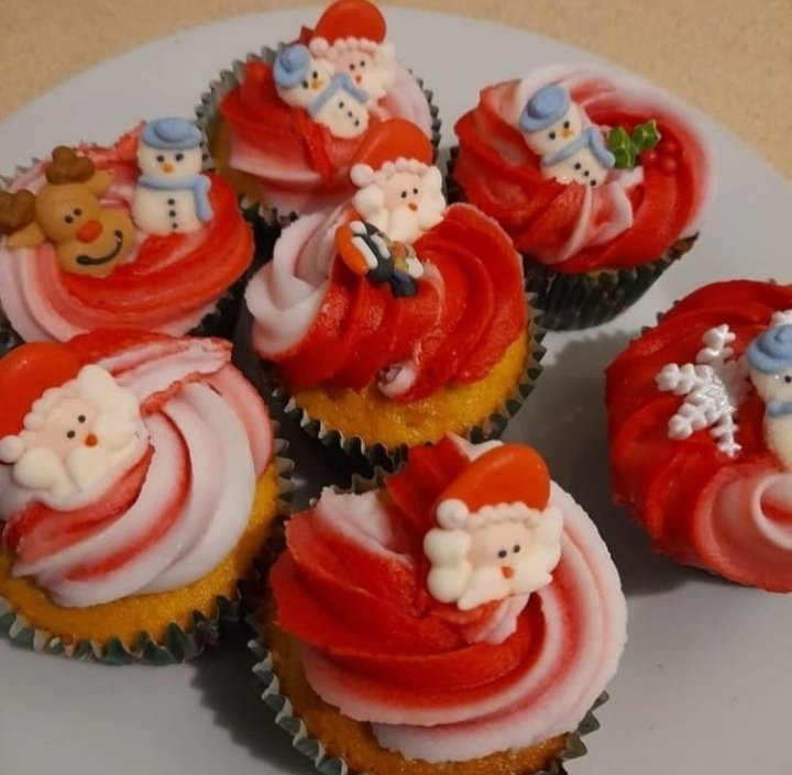 Alisonscakecre1's tweet photo. Christmas vanilla cupcakes, decorated with a two tone buttercream and Christmas toppers. https://t.co/1tUyASldwP