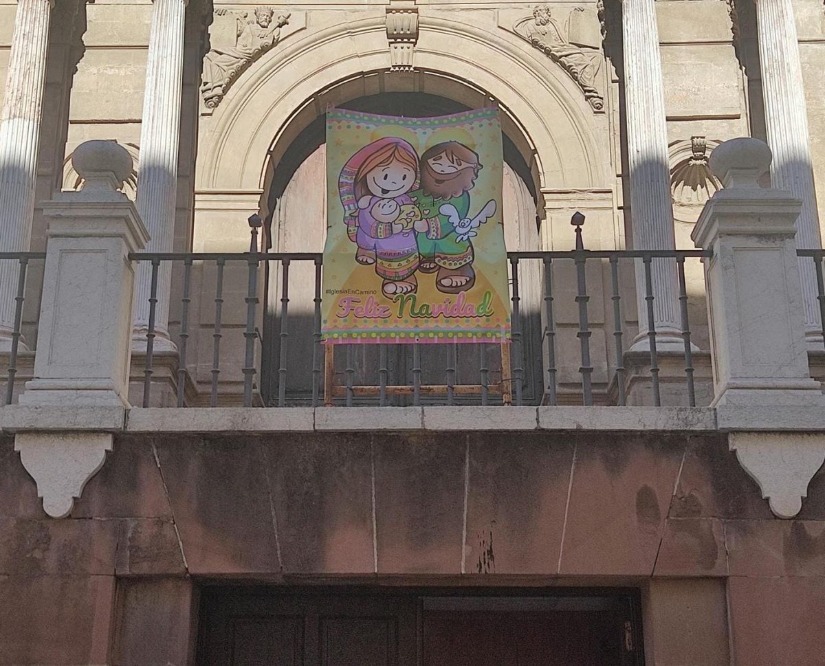 DiocesisMalaga's tweet photo. La Catedral de Málaga ya luce su balconera navideña solidaria. ¿Y tú, tienes la tuya? Sube una foto a redes sociales mencionándonos y con el hashtag #IglesiaenCamino. Esta Navidad, nos ponemos en #modosinodo
https://t.co/zf1GVfZp4t https://t.co/mDmBjA0noq