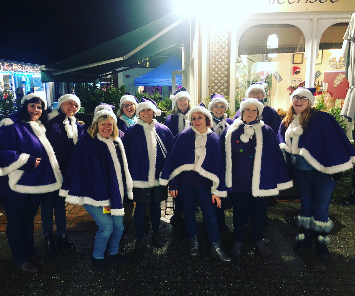 _MoreHarmony's tweet image. It’s a lovely atmosphere down here in Polmorla Walk for Wadebridge Christmas shopping night! 😁🎄🎶 #MoreHarmony #Christmas2021 #LABBS #JoinAChoir