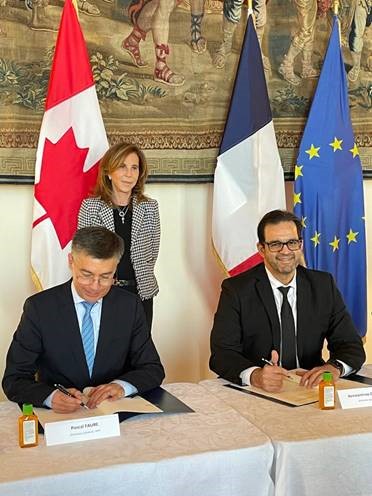 CIPO_Canada's tweet photo. Today we met with @INPIFrance 🇫🇷 to sign a new work plan and #Patent Prosecution Highway agreement in our first in-person meeting since the start of the pandemic!

We’re excited for our work together to contribute to high-quality and timely #IP services for our clients. https://t.co/nFMrQIrCOx