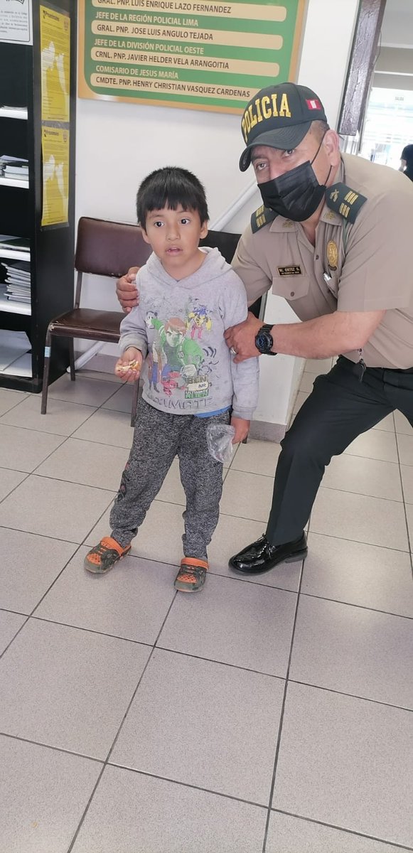 pacofloresc's tweet image. #ATENCIÓN || Este menor fue encontrado por Salaverry.
Se encuentra en la comisaria de Jesús María. El pequeño NO da razón de su nombre, el de sus padres o su dirección. Si alguien lo reconoce, informe inmediatamente a la @PoliciaPeru (RT para ayuda)