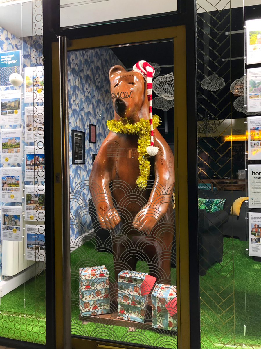 steelcitysnaps's tweet photo. The two @BearsofSheff on Ecclesall Road looking amazing at night! “Lathanial The Fabulous Bear” by Ruby Fox is at Accident Solicitors Direct, and Spencer (originally “Story Of A Steel Bear”) by David Mayne at @SpencersAgents and looks very festive 🐻 #BearsOfSheffield #Sheffield https://t.co/v6k3XmC1DG