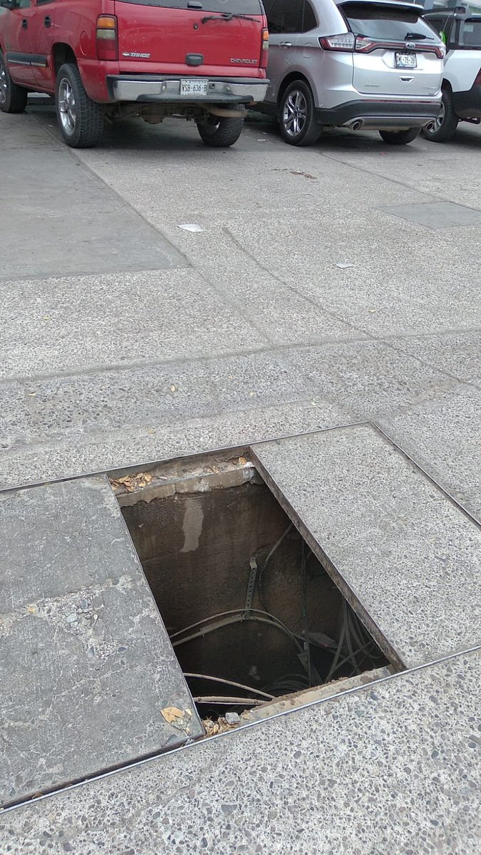 kayfavela's tweet photo. @TELMEXSoluciona @Telmex @TELMEXSoluciona  a ver cuando se dignan a tapar este registro.  Bvld. Enrique Felix Castro 997 desarrollo urbano tres ríos. Culiacan Sin. https://t.co/rKGNdcZyDp