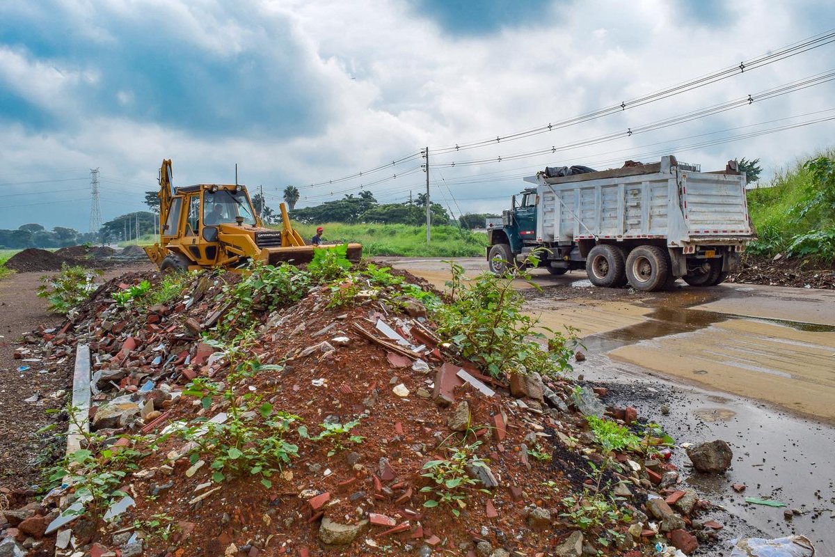 CANDEASEO's tweet photo. Luego de la intervención en el sector de El Pailón, continuamos con la limpieza y armonización de los puntos más críticos del municipio 🧱🚯 esta vez, sobre la nueva Calzada en #Juanchito, gracias al convenio interadministrativo con @candelariavall3 https://t.co/RMInybQWKN