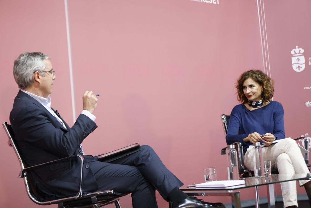Juancarlosblanc's tweet photo. De charla por La Rinconada con la ministra de Hacienda, ⁦⁦@mjmonteroc⁩. Qué buena conversación sobre lo que estamos viviendo y sobre el mundo que viene. @LaRinconada_Web #LR30 ���🎙 https://t.co/9SV2SD1KUA