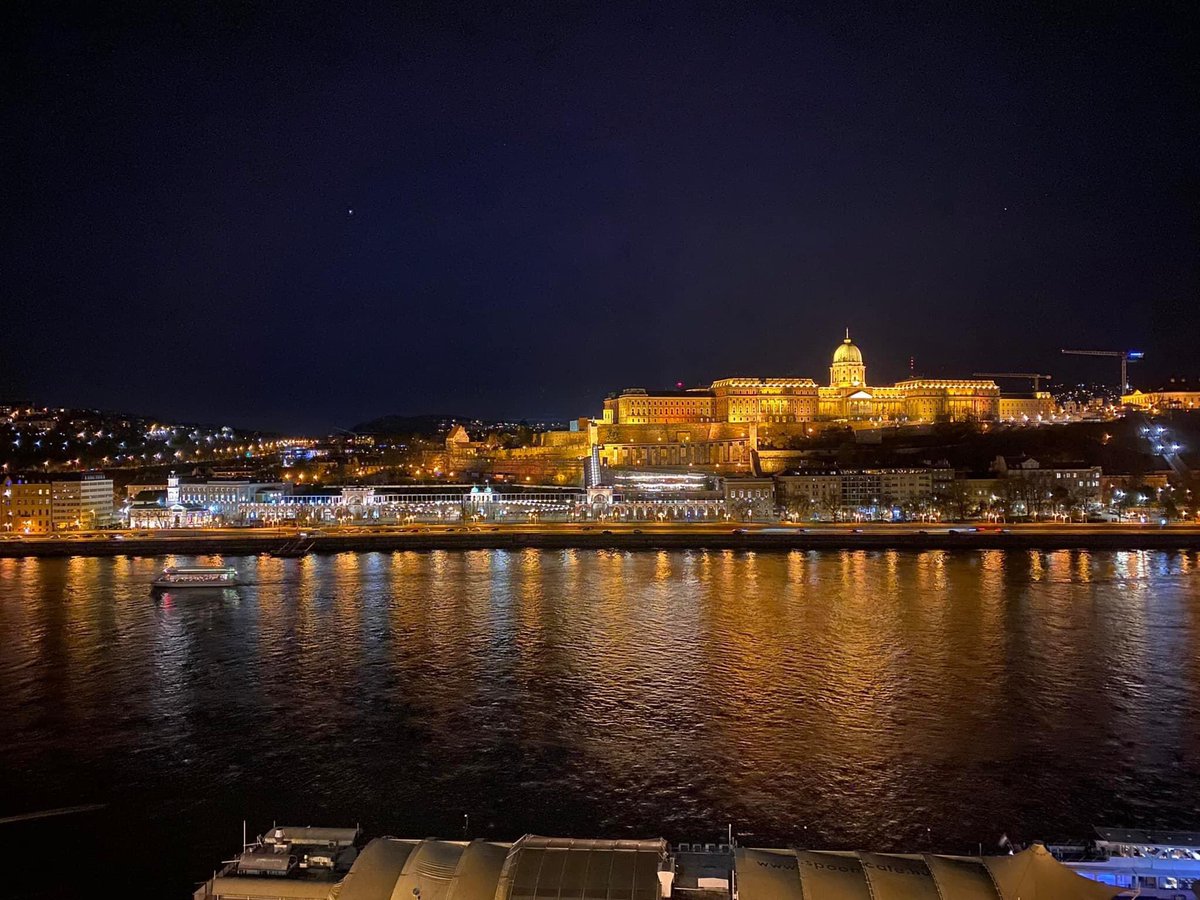 Matthew09412731's tweet photo. Budapest !! Wonderful view from the window #amazingupgrade!! https://t.co/12aAuqLkpV