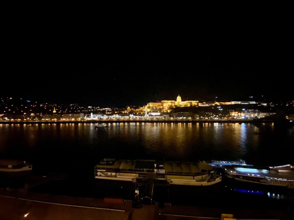 Matthew09412731's tweet photo. Budapest !! Wonderful view from the window #amazingupgrade!! https://t.co/12aAuqLkpV