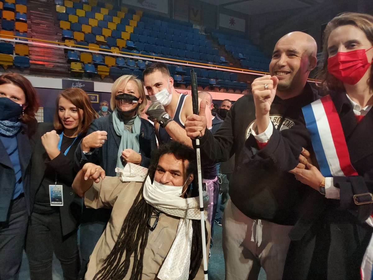 Les deux ministres et la députée posent avec plusieurs boxeurs en situation de handicap. Malvoyant, en fauteuil ou avec des prothèses, la boxe est ouverte à tous !