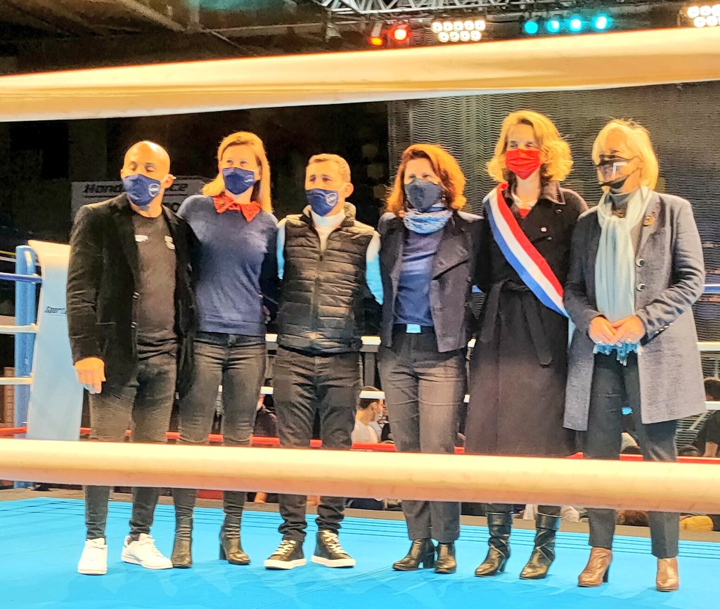 Les ministres, la députée et les responsables de la salle et de l'association posent sur le ring.