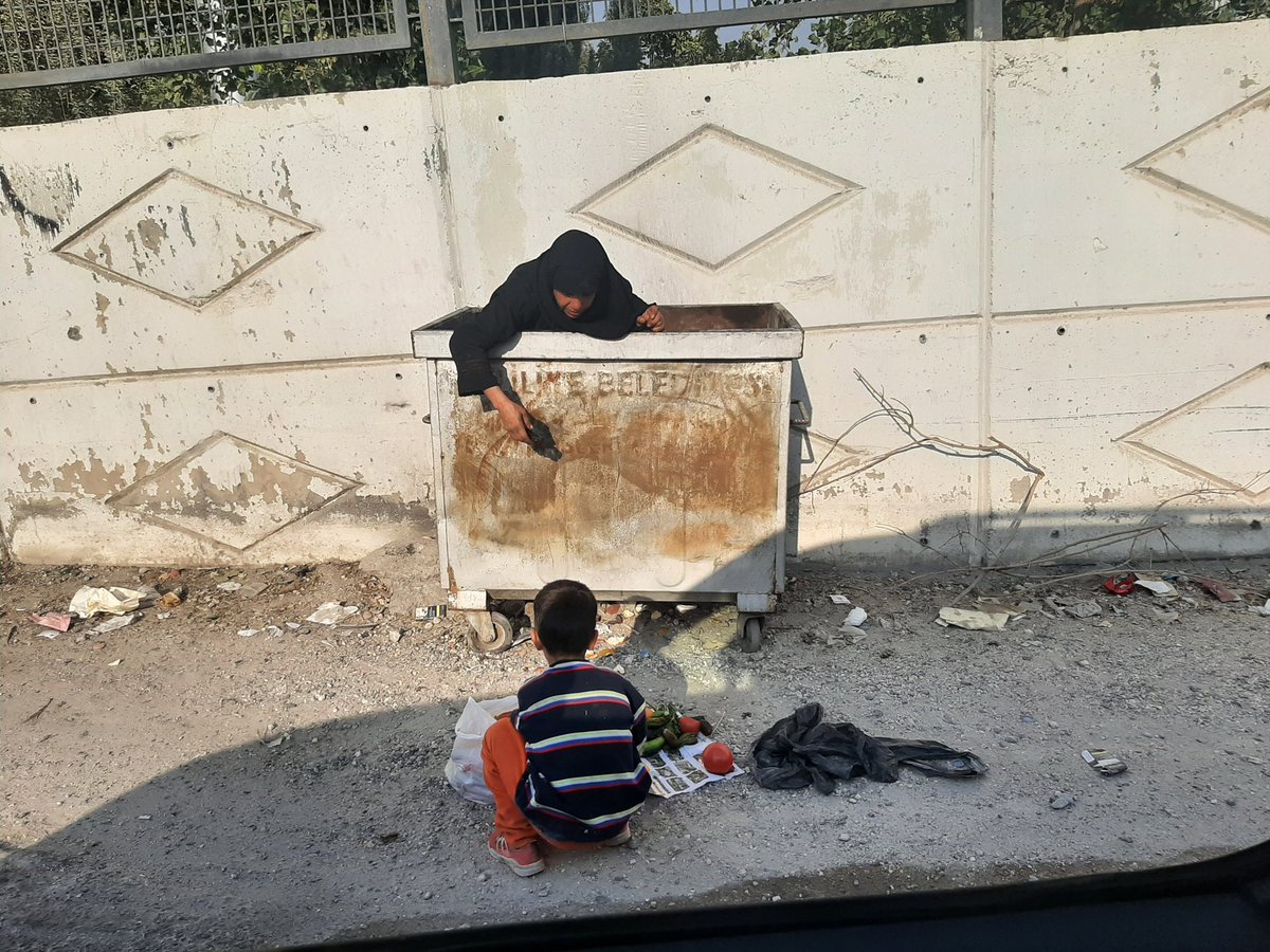 Yorum yok anne ve çocuğu ne topluyor arabada resimleri cektim