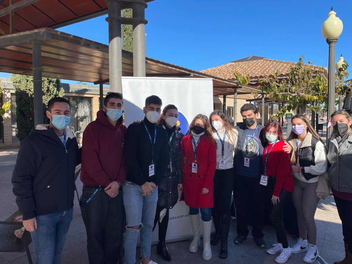 iradioUCAM's tweet photo. Cerramos el #DiaInternacionalDiscapacidad, con esta imagen del equipo de @iradioUCAM en el programa especial de La Buena Onda que hemos realizado en la Plaza de las Pérgolas😊🙌

🗣️¡GRACIAS a todos por el trabajo realizado!🎧💙 https://t.co/Yve2azRAG3