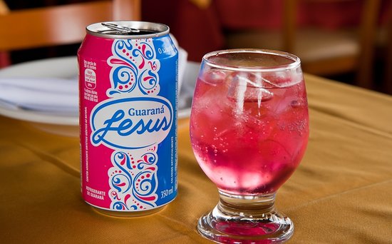 JoyeuxDrilleCdj's tweet photo. #BuDans "Tupinilândia", de Samir Machado de Machado...
Du guarana Jesus (prénom de l'inventeur de la recette), soda brésilien à base d'extraits de guarana ayant un goût de cannelle et une couleur rose ; du Sukita, un soda à l'orange produit au Brésil ; https://t.co/ngy573ATFX