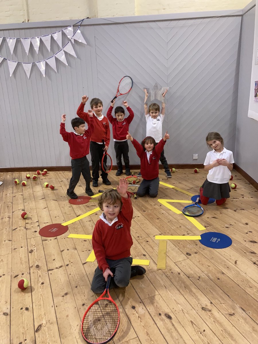 samshotshots's tweet photo. Red team win Crondall’s challenge to build their Christmas tree in Battle of the Brits event 🎾🇬🇧 https://t.co/g50B10VUd7