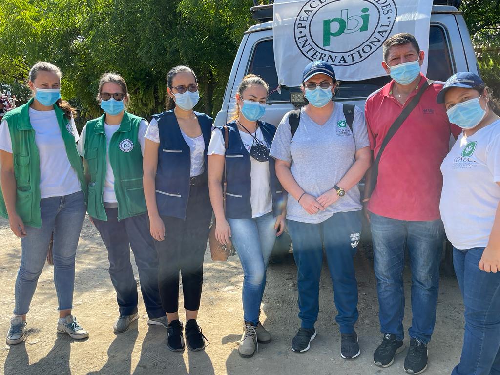 PBIColombia's tweet photo. #Ahora estamos acompañando a @ccalcp a Caño Indio #Catatumbo en el marco de su trabajo de defensa de los #DDHH y garantías para las comunidades en la implementación de puntos 1, 3 y 4 de los Acuerdos de Paz https://t.co/v7yd7LRXIw