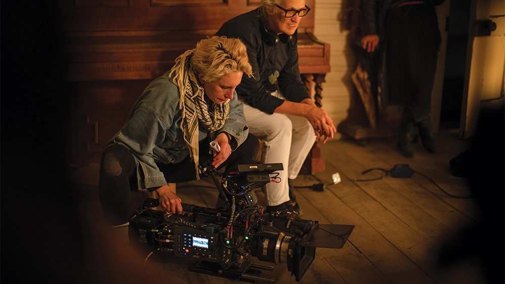oldfilmsflicker's tweet photo. cinematographers on set: 

Maria Rusche - Shiva Baby
Claire Mathon - Spencer
Ari Wegner - The Power of the Dog
Helene Louvart - The Lost Daughter https://t.co/3PiU839md5