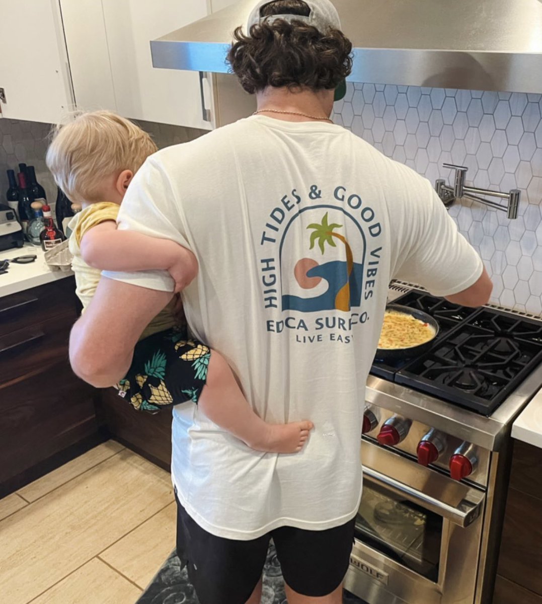 RT @TalkinYanks: Gerrit Cole going baby in one arm while cooking with the other is such a power move https://t.co/UNKLoKtg11