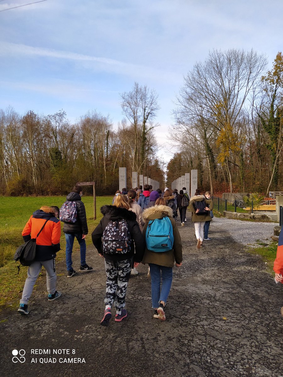 ClineLOPEZ9's tweet photo. Visite du camp de Gurs pour tous les élèves de 2nde GT du @victorduruy65. Camp de réfugiés construit pour répondre à l'arrivée de réfugiés Espagnol en 1939 puis utilisé jusqu'en 1945 pendant la seconde guerre mondiale.
#mémoire #laretirada https://t.co/kmNUGOC1JY