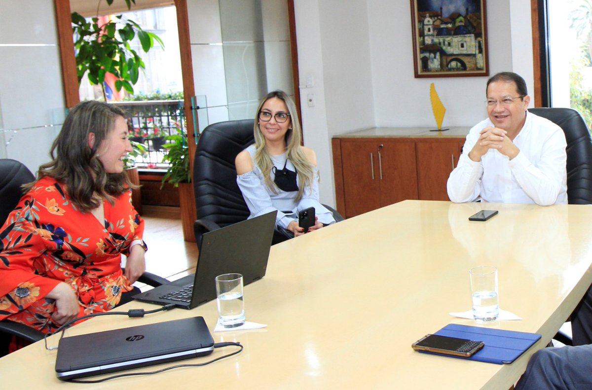 DesarrolloQuito's tweet photo. El alcalde @santiguarderas escuchó las iniciativas de @CocaColaEC para apoyar en el proceso de reactivación económica de la ciudad. La colaboración activa de la empresa privada se suma a nuestros esfuerzos para propiciar mejores condiciones de vida para todos los habitantes 💪👏 https://t.co/KJlgGACsCX