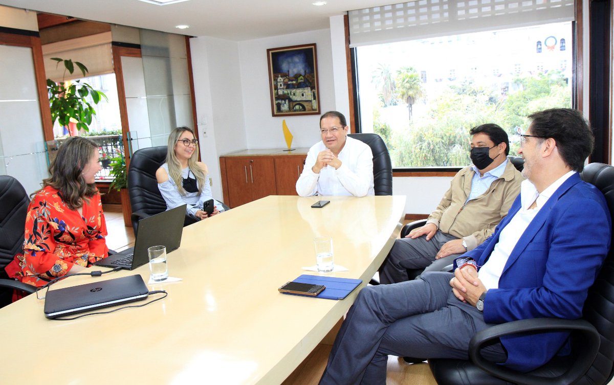 DesarrolloQuito's tweet photo. El alcalde @santiguarderas escuchó las iniciativas de @CocaColaEC para apoyar en el proceso de reactivación económica de la ciudad. La colaboración activa de la empresa privada se suma a nuestros esfuerzos para propiciar mejores condiciones de vida para todos los habitantes 💪👏 https://t.co/KJlgGACsCX