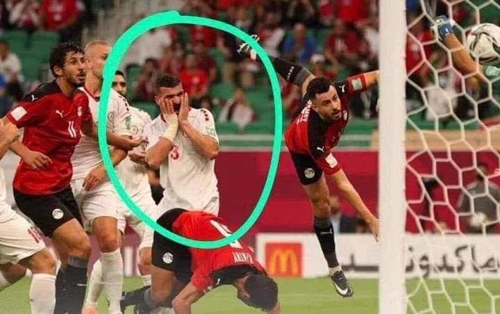 Agent5414's tweet photo. رد فعل مدافع منتخب #لبنان لحظة محاولة حمدي الونش لاعب منتخب مصر تسجيل هدف !!
#Ya_mami #حوجيااااانااا 🤗 🇱🇧 https://t.co/LZLEcit4dc