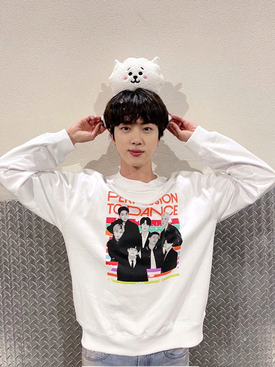 rogerlateshow's tweet photo. 🎈🎉🥳 3,2,1 ¡feliz cumpleaños! Al cantante, actor y modelo #Jin miembro del grupo @BTS_twt 🎈🎉🥳

#RogerGonzalezShow #RGS #BTS https://t.co/k7EcQvHl30